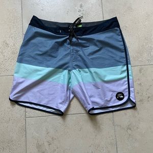 Quicksilver surfsilk boardshort.